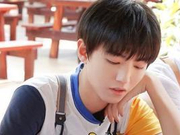 王俊凯高考后主动打扫教室 网友：别装了累不累