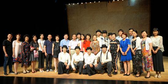 演出结束后,来自西城区的教职员工和《二马》剧组主创合影留念