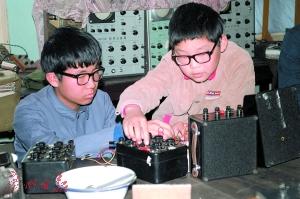 1986年,科大少年班学生在做实验。