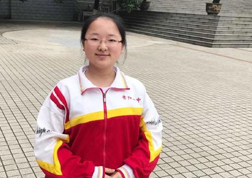 李旭杨(语文 132 分、数学 147 分、外语 143 分、综合 278 分,总分 700 分)