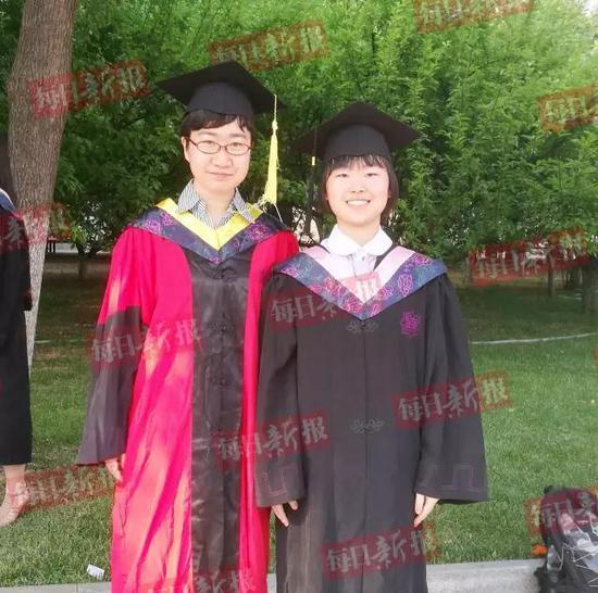 王雨菲(右)与班主任左轶凡老师合影