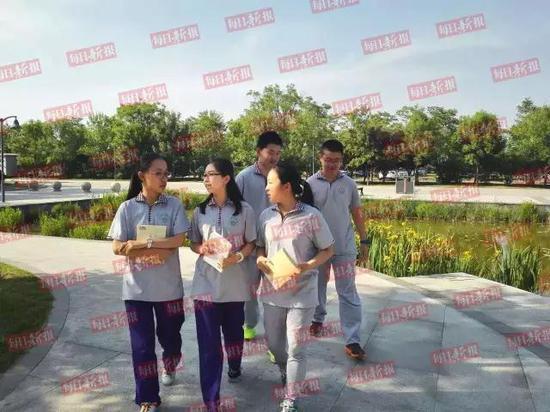 王逸与同学们合影,左一为王逸