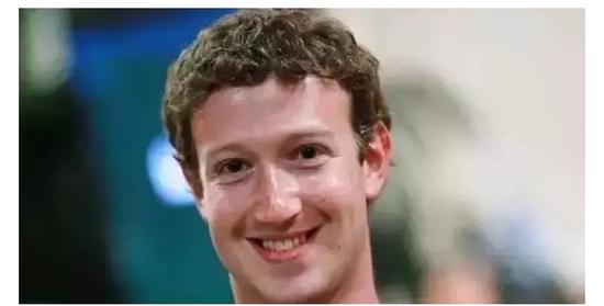Facebook CEO马克·扎克伯格(Mark Zuckerberg),1984年5月14日出生在纽约附近小镇。按教规长大,13岁办了犹太教成人礼。