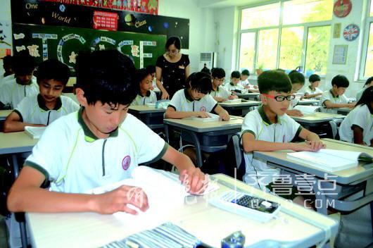 留学低龄化趋势明显。济宁孔子国际学校初中国际班内,学生正在上课。 记者 于伟 摄