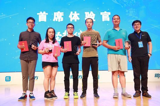 乐词网络科技有限公司CEO施鹏为五名乐粉颁奖