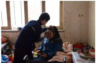 给妈擦脸时,妈妈的幸福溢于言表,2014年拍