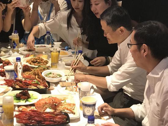 独家|马云首逛盒马超市:最关心从源头到餐桌的全程数字化