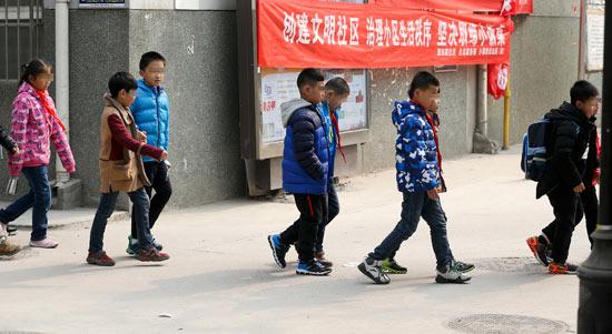 2月14日中午时分,西安市朱雀大街一临近学校的住宅小区,中午放学后,很多小学生进入小区到托管班吃饭、午休。