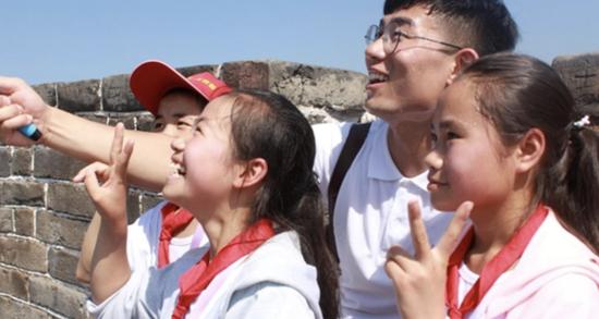 志愿者在长城上给孩子们讲解。实习生 许骥腾/摄
