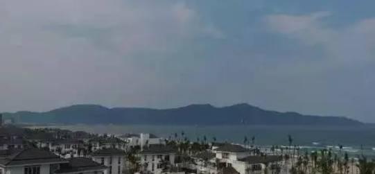 岘港有山有海