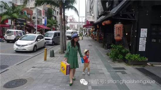2岁半,在日本冲绳的国际通街头