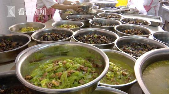 每顿午餐都有严格的营养成分要求。