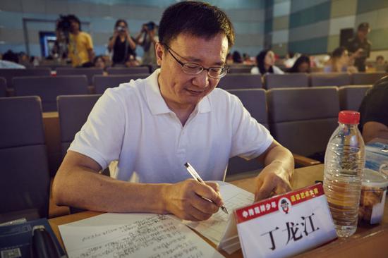 中国传媒大学播音主持艺术学院口语传播系主任,“中传花少”联合创始人丁龙江