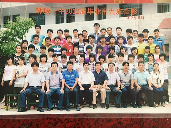 郓城一中毕业照,倒数第二排右二是张超。