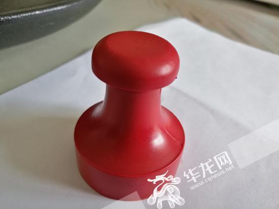 网上店铺联系刻假印章,50元一枚。记者 伊永军 实习生 陈田甜 摄