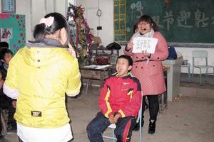 黄静不仅教书认真,对待学生还非常有爱心。