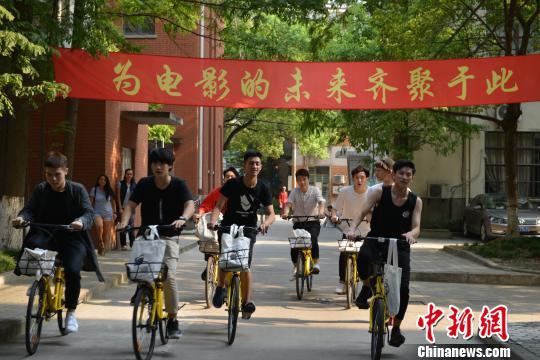 9月6日,上海电影学院在上海大学延长路校区正式迎来2017级艺术类本科生。 蒋安 摄