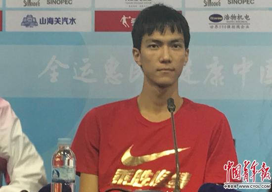 清华大学运动员王宇为北京队夺得全运会男子跳高金牌。