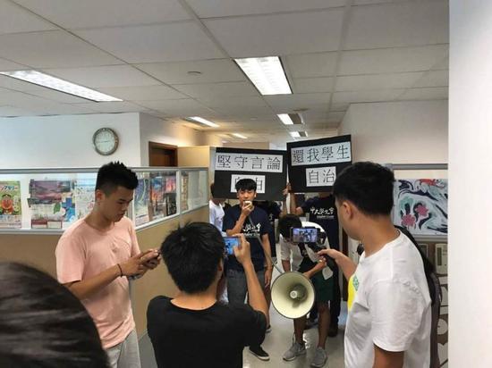 学生会代表强行闯入学生事务办公室(图片来自港媒)