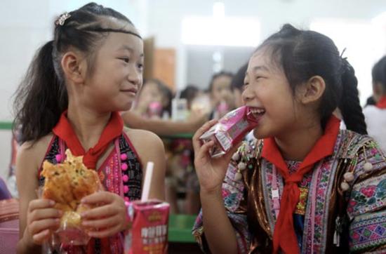 9月5日,在广西融水苗族自治县第三小学,苗族学生在吃免费营养早餐。视觉中国供图