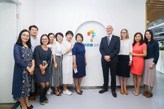 剑桥大学出版社外语学习产品总监Daniel Hutchinson先生及大中华区负责人与学而思培优英语总部老师们亲切合影
