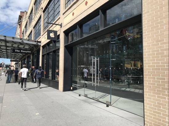 iPhone 8/8 Plus上市后,苹果店门口并没有出现往年的排队景象