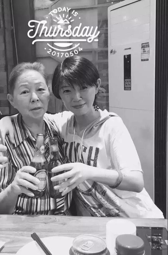 高晓松的母亲(左)和妹妹