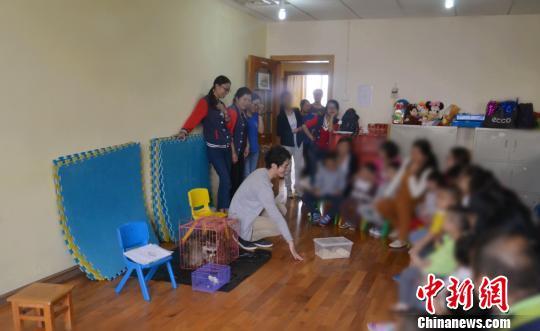 图为动物园老师为小朋友们讲解动物小知识。 钟欣 摄