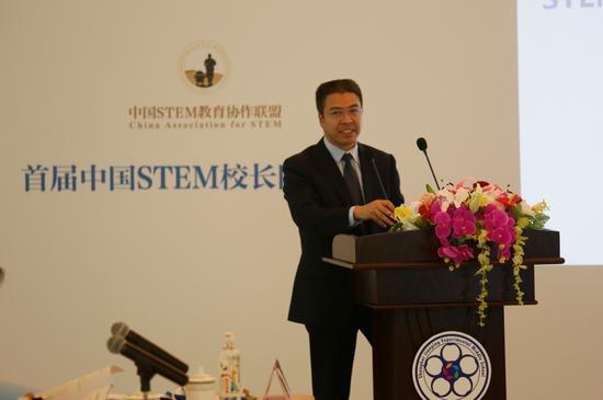 中国STEM教育协作联盟副主席、中旭天下教育集团副总裁侯著久主持会议