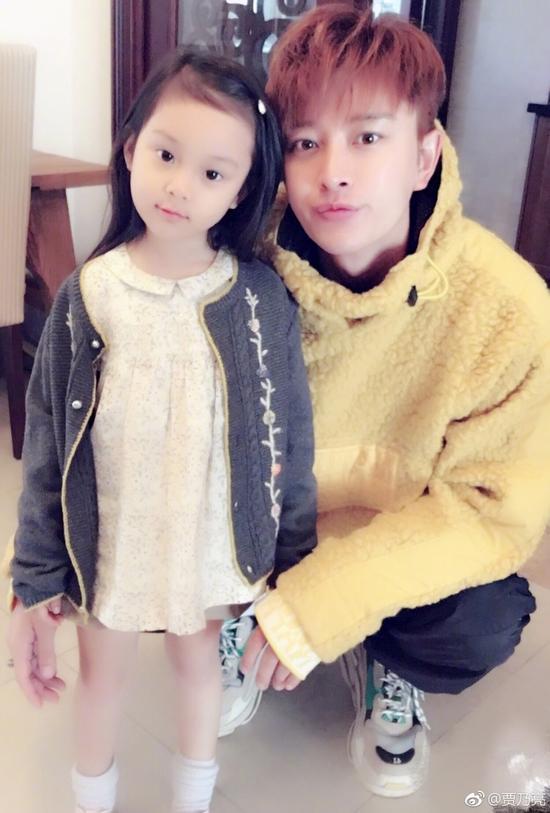 贾乃亮微博晒出和甜馨的合照