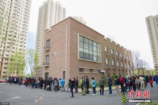 图为2017年4月11日,北京,在燕保·马泉营家园公租房项目现场排队办理公租房登记的队伍。图片来源:视觉中国