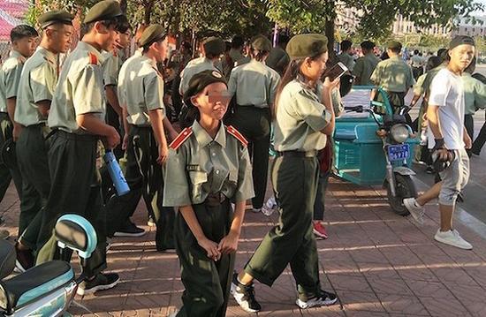 正走出操场的张易文。摄影:刘成伟