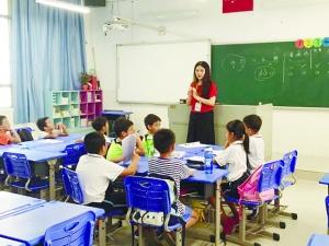 在猎德实验学校,学生们在校外机构老师的带领下进行学习。