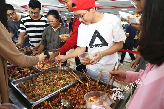 葡萄玉米深受欢迎 重庆大学城市科技学院供图 华龙网发
