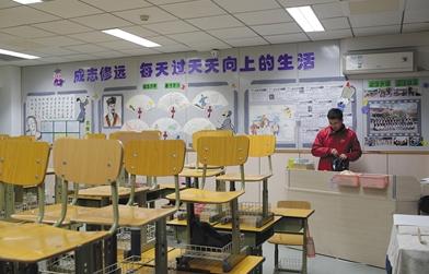 昨晚6点,清华附小2012级4班教室里,老师易博准备下班,他身后的墙上贴着苏轼的画像和诗句。新京报记者 朱骏 摄