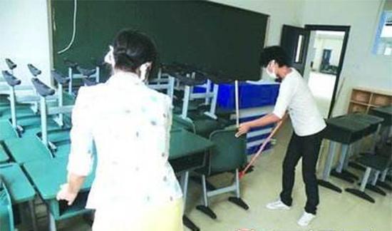 专家表示,家长帮孩子“值日”模糊了家庭和学校教育孩子的边界