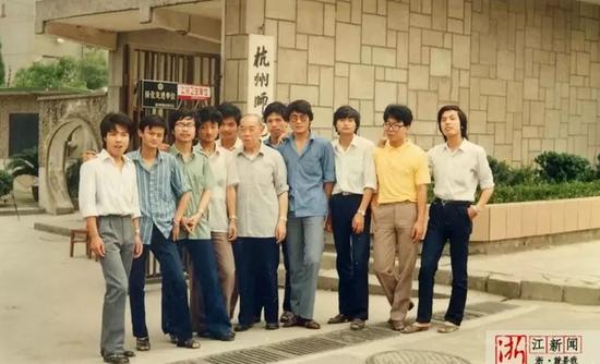 1987年夏,马云(左二)与外语系李增荣教授(左六)及同学在文一路校区门口合影。