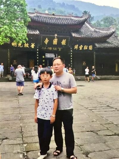 张君与儿子的合影