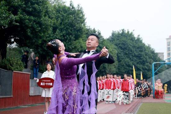 高三16班家长代表带来国际舞 彭云升 摄