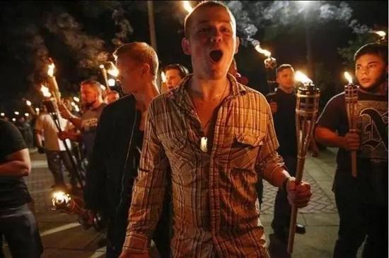 拿着火把,众多白人至上主义团体和3K党上街表达不满。(图/美联社)