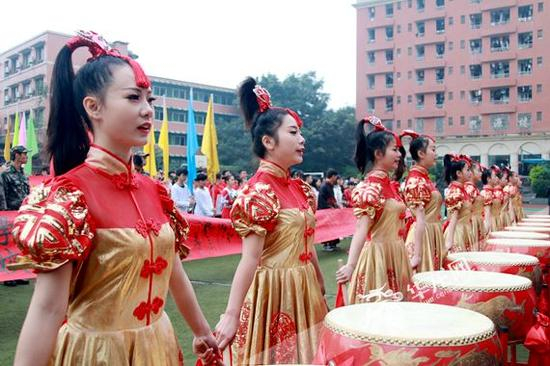 同学们打鼓表演 彭云升 摄