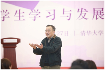 图:清华大学校务委员会副主任谢维和发表演讲(摄影:许刚)