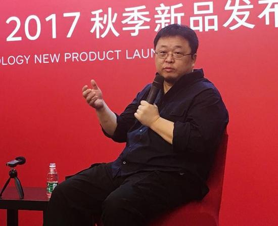 图注:罗永浩接受新浪科技等采访