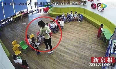 家长提供的亲子园教室内监控视频显示,一老师往一名小男孩嘴里喂不明物品,携程证实是芥末。视频截图