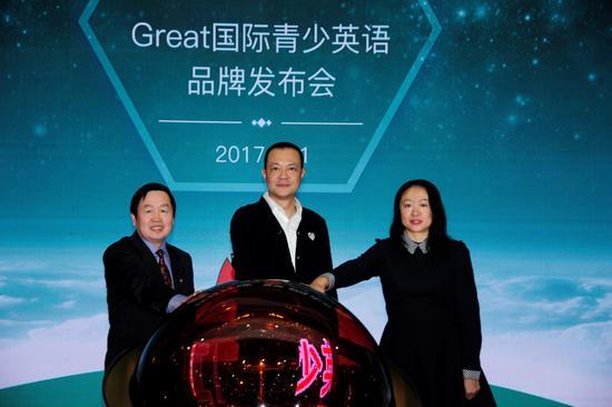 空中英语教室北京总经理刘彬、学为贵教育总裁刘洪波、北京语言大学出版社副社长王壮开启启动仪式