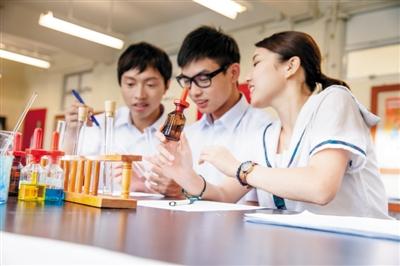在高中阶段,国际学校的学生要为出国准备语言考试、实践活动等,家长应给予配合和支持。 图/视觉中国