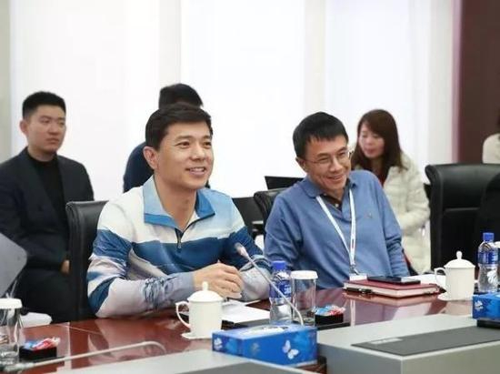 图:李彦宏向媒体介绍陆奇