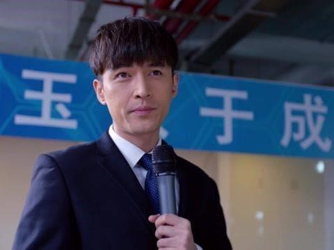 《猎场》剧照。胡歌饰演的郑秋冬在企业做员工培训的演讲,一天收入2万元。
