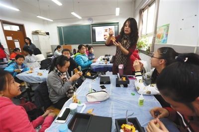 北京初中开放性科学实践活动,学生在上“非遗绢人”课程。蔡赫 摄