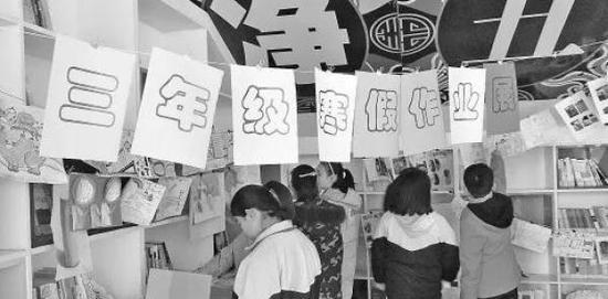 济南一所学校进行学生寒假作业展评。(资料片)